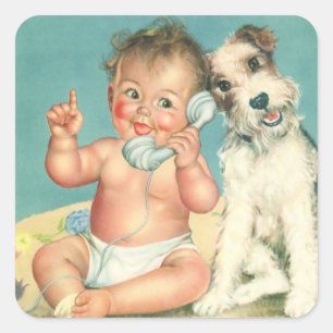 Süßes Vintage-Baby, das mit Hund telefoniert Quadratischer Aufkleber