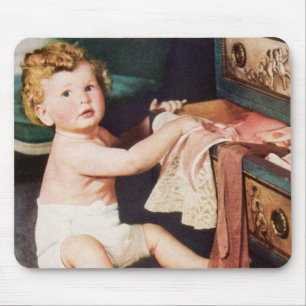 Süßes Vintage-Kleinkind spielt mit Kleiderschrank Mousepad