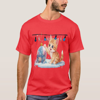 Süßes Weihnachtskitten spielt mit Ornament T-Shirt