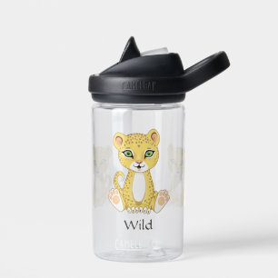 Süßes wildes Leopardbaby auf einer klaren Wasserfl Trinkflasche