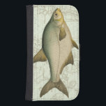 Süßwasserfisch auf Karte Phone Geldbeutel<br><div class="desc">Dieser Kunstdruck illustriert ein detailliertes Gemälde eines Süßwasserfischs. Der Hintergrund ist eine Vintage Karte in hellen aquatischen Farben. Dieses Design würde perfekt zu jedem Produkt Ihrer Angelsammlung passen.</div>