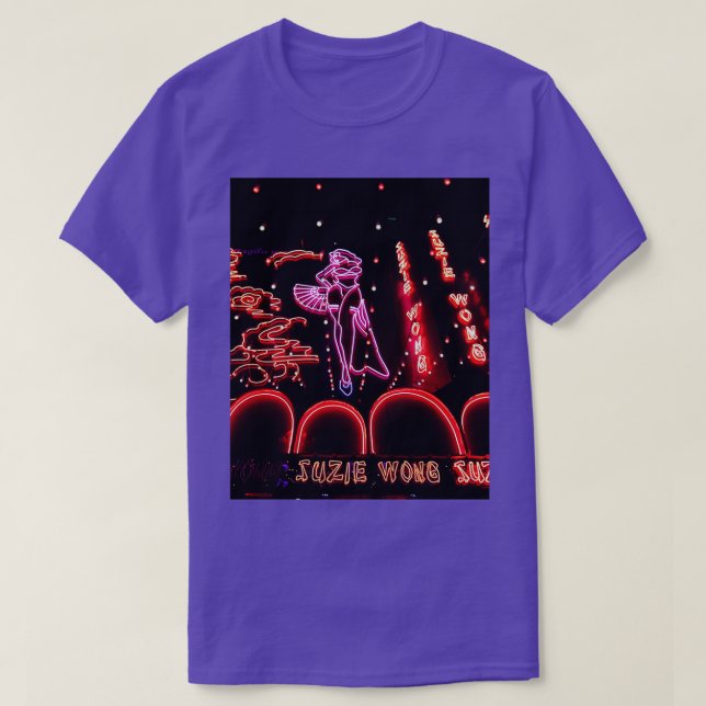Suzie Wong Bar on Soi Cowboy in Bangkok Graphic T-Shirt (Design vorne)