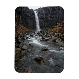 Svartifoss Wasserfall in Hebmagneten Islands Magnet