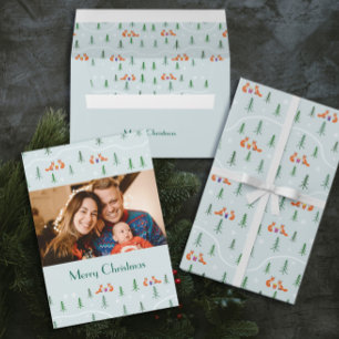 Niedliches skandinavisches Foto im Weihnachtswald Feiertagskarte