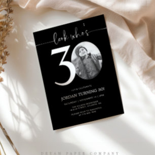 Schau mal, wer ist 30   Foto 30. Geburtstagsfeier Einladung