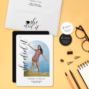 Modernes Schwarzes hat es geschafft, das Foto zu v Ankündigung