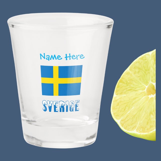 Sverige Svenska Flagga Blue Personalisiert Schnapsglas (Shot glass with Swedish flag and the word SVERIGE in snow capped letters. Add a name above.)