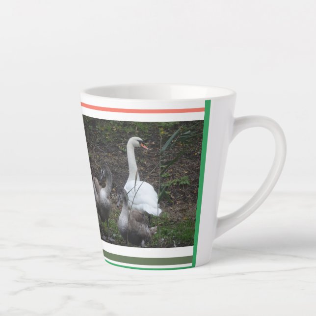Swan mit Niedlichen jungen Swans Design Latte Tass Milchtasse (Rechts)