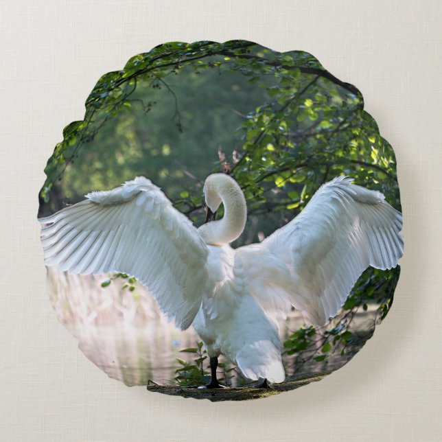Swan mit Wings Spread Rundes Kissen (Vorderseite)