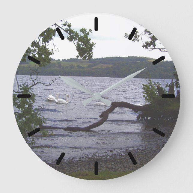 Swans auf Loch Lomond Große Wanduhr (Vorderseite)