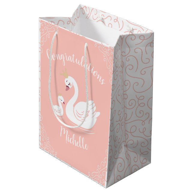 Swans Baby Showbird mit Crown Theme Peach Mittlere Geschenktüte (Rückseite Schrägansicht)