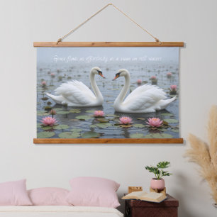 Swans in Morning Mist Nature Lover Wandteppich Mit Holzrahmen