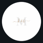 Swash-Script für Gold und Grau Runder Aufkleber<br><div class="desc">Moderne Gold- und Gray Monogram Aufkleber. Combo-Schriftart. Swash. Einfach.</div>