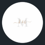 Swash-Script für Gold und Grau Runder Aufkleber<br><div class="desc">Moderne Gold- und Gray Monogram Aufkleber. Combo-Schriftart. Swash. Einfach.</div>