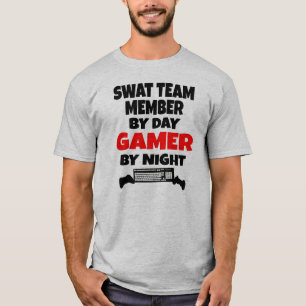 SWAT-Team-Mitglied bei Tag, Gamer bei Nacht T-Shirt