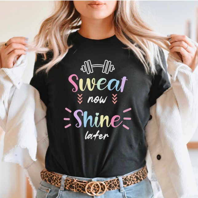 Sweat glänzt später Gymnastikangebot mit farbigem  T-Shirt (Von Creator hochgeladen)