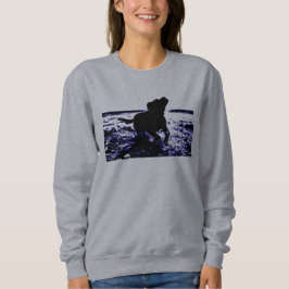 Sweatshirtschwarz-Labrador der Frauen, der im Sweatshirt