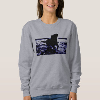 Sweatshirtschwarz-Labrador der Frauen, der im Sweatshirt