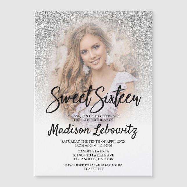 Sweet 16 Elegantes Silber & White Magnetic Einladu Magneteinladung (Vorderseite)
