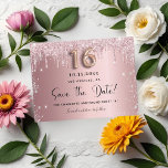 Sweet 16 errötet pink silber Save the Date Ankündigungspostkarte<br><div class="desc">Eine gmädchenhafte und trendige Save the Date-Karte für eine Sweet 16, 16. Geburtstagsfeier. Rosa Untergrund mit rosa und Imitate silberfarbenen Glitzer-Tropfen. Personalisieren und fügen Sie Datum und Namen/Text hinzu. Der Text: Save the Date wird mit einem großen angesagten, handgeschriebenen Stilskript mit Swashes geschrieben. Tipp: Wenn Sie es nicht so gewollt...</div>