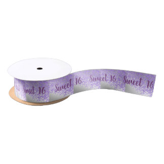 Sweet 16 Fallender Lila Glitzer auf Shiny Silver Satinband