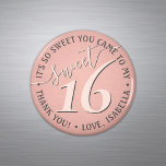 Sweet 16. Geburtstag Pink Danke Gastgeschenk Magnet<br><div class="desc">Fügen Sie eine personalisierte und hübsche Touch zu süßen 16 Party Dekorationen mit kundenspezifischen Dankeschön runden Kühlschrank Magneten. Das Design besticht durch einen mädchenhaften, rosa und dunkelgrauen modernen Schriftart auf einer modischen Rose mit vergoldeten Imitaten im Hintergrund. Text in einem Kreis ist einfach anzupassen. Diese eleganten Favoriten machen aus 16...</div>