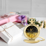 Sweet 16 Geburtstag schwarzen Gold Name elegant Taschenuhr<br><div class="desc">Elegant, klassisch, glamourös und feminin. Ein Imitat mit goldfarbenem Bogen und Band mit goldenem Glitzer und Funkeln, ein bisschen Bling und Luxus für ein Geburtstagsgeschenk oder Sake. Schwarzer Hintergrund. Vorlagen für ihren Namen und das Alter von 16 Jahren. Der Name ist mit einem modernen handgeschriebenen Stilskript geschrieben. Goldene Zahlen von...</div>