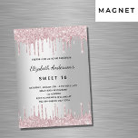 Sweet 16 Geburtstag silber pink Glitzer Tropfen Lu Magneteinladung<br><div class="desc">Eine moderne,  stilvolle und glamouröse magnetische Einladung für eine süße 16.,  16. (oder jedes Alter) Geburtstagsparty. Ein Imitat silber aussehender Hintergrund mit einem eleganten rosa Imitat Glitzer Tropfen,  Farbe Tropflook. Der Name ist mit einem schwarzen,  modernen Handschrift geschrieben. Personalisieren und fügen Sie Namen,  Alter und Party Details hinzu.</div>