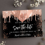Sweet 16 Goldballons schwarzer Rose Glitzer Save The Date<br><div class="desc">Ein schwarzer Hintergrund mit Rosetten,  vergoldete Rose-Imitate Glitzer Tropfen,  Glitzern und Ballons. Personalisieren und fügen Sie Datum und Name/Alter hinzu. Der Text: Save the Date ist mit einem großen angesagten,  handgeschriebenen Stilskript geschrieben.</div>