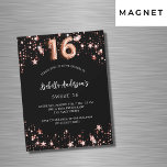 Sweet 16 Goldstars der schwarzen Rose Magneteinladung<br><div class="desc">Ein klassischer schwarzer Hintergrund mit goldenen Sternen aus der Rose. Personalisieren und fügen Sie einen Namen und Party-Details hinzu. Nummer 16 wird mit einem Ballonstil-Skript geschrieben.</div>