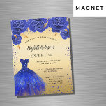 Sweet 16 königsblaue goldene Kleiderfloralen Luxus Magneteinladung<br><div class="desc">Eine moderne,  stilvolle und glamouröse Einladung zu einer Sweet 16. Geburtstagsfeier. Ein goldenes Imitat mit Imitat blauen Glitzern und einem königsblauen Kleid und Rose,  Blumen. Der Name ist mit einem modernen handgeschriebenen Stilskript geschrieben. Personalisieren Sie Ihre Party-Daten und fügen Sie sie hinzu.</div>