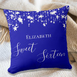 Sweet 16 königsblaue weiße Sterne Kissen<br><div class="desc">Ein Kissen für ein gemütliches Mädchen-Zimmer im 16. und 16. Jahrhundert. Ein königsblauer Hintergrund mit weißen Sternen. Der Text: 16 . Geburtstag ist weiß mit einem großen,  modernen Schriftsatz geschrieben. Personalisieren und einen Namen hinzufügen.</div>
