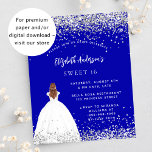 Sweet 16 königsblaues Kleid Einladung<br><div class="desc">Eine moderne,  stilvolle und glamouröse Einladung zu einer Sweet 16. Geburtstagsfeier. Ein königsblauer Hintergrund mit Imitaten Glitzer Staub,  ein Mädchen mit einem Kugelkrug. Der Name ist mit einem modernen handgeschriebenen Stilskript geschrieben. Personalisieren Sie Ihre Party-Daten und fügen Sie sie hinzu. 1 Blatt = 1 Einladung mit Druckkante bis Kante.</div>