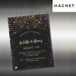 Sweet 16 lila Goldgold Glitzer glamourös Magneteinladung<br><div class="desc">Für einen eleganten Sweet 16,  16. Geburtstag. Ein stilvoller schwarzer Hintergrund. Dekoriert mit lila Imitaten goldener Glitzer Staub und goldene Lichtsaiten. Personalisieren und fügen Sie Namen,  Alter und Party Details hinzu. Der Name wird mit einem handgeschriebenen Stilskript geschrieben</div>