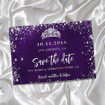 Sweet 16 lila silber Glitzer Tiara Save the Date Ankündigungspostkarte<br><div class="desc">Eine glamouröse Save the Date-Karte für eine Sweet 16,  16. Geburtstagsfeier. Ein lila,  ungleicher Hintergrund. Dekoriert mit Imitaten silberne Glitzer Glitzern und ein Tiara. Der Text: Save the Date ist mit einem großen angesagten,  handgeschriebenen Stilskript geschrieben.</div>