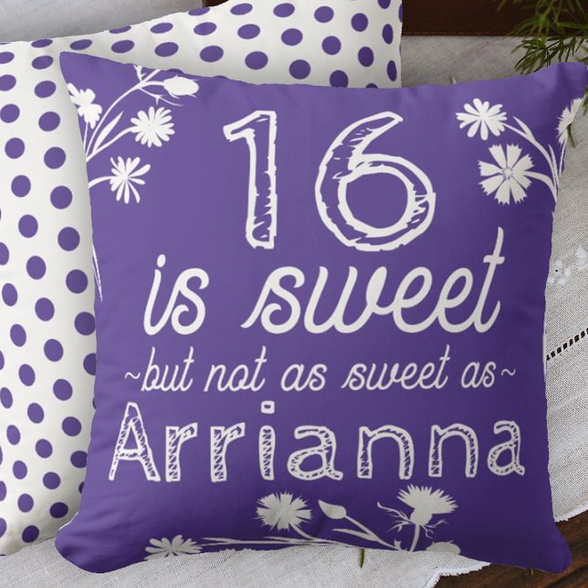 Sweet 16 Lila, weiße Blume Personalisiert Kissen (purple sweet 16 sixteen throw pillow personalized sixteen name message cute polka dots)