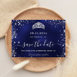 Sweet 16 marineblau silberner Glitzer tiara Save The Date<br><div class="desc">Eine gmädchenhafte und trendige Save the Date-Karte für eine Sweet 16,  16. Geburtstagsfeier. Ein marineblau unebenfarbiger Hintergrund. Dekoriert mit Imitaten silbernen Glitzer Staub und ein Tiara,  Krone. Der Text: Save the Date ist mit einem großen angesagten,  handgeschriebenen Stilskript geschrieben.</div>