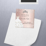 Sweet 16 Rose Gold Glitzer Kleid Save the Date Magnet<br><div class="desc">Für einen eleganten Sweet 16,  16. Geburtstag.  Eine Rose Gold,  Farbverlauf rot. Dekoriert mit Imitaten silbernen Glitzer Staub,  eine Tiara-Krone und ein Kleid. Personalisieren und fügen Sie einen Namen,  Alter und ein Datum ein. Save the Date wird mit einem modernen handgeschriebenen Stilskript mit Swashes geschrieben.</div>