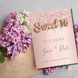 Sweet 16 Rose Gold Glitzer Save the Date pink Ankündigungspostkarte<br><div class="desc">Eine gmädchenhafte und trendige Save the Date-Karte für eine Sweet 16, 16. Geburtstagsfeier. Ein feminin rosa, Rose Gold Imitate metallisch aussehend Hintergrund mit Imitaten Rose Gold Glitzer Tropfen. Personalisieren und hinzufügen von Datum, Namen und Text. Dunkle Rose goldfarbene Buchstaben. Der Text: Save the Date ist mit einem großen angesagten, handgeschriebenen...</div>
