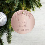 Sweet 16 Rose Gold Glitzer Tropfen Keramik Ornament<br><div class="desc">Ein Ornament für einen mädchenhaften und glamourösen süßen 16. Geburtstag. Ein Imitat Rose goldener Hintergrund mit einem eleganten Imitat Rose Gold Glitzer Tropfen, Farbe Tropfen aussehen. Der Text: Der Name ist in dunklem Gold der Rose mit einem modernen handgeschriebenen Schriftsatz geschrieben. Tempate für ein Datum und Alter von 16. Perfekt...</div>