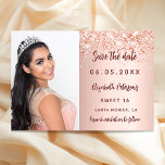 Sweet 16 Rose Gold Schwarz Foto Save the Date Kart Ankündigungspostkarte<br><div class="desc">Fügen Sie ein Foto in vertikaler Größe hinzu. Eine elegante Rose Gold,  rot Farbverlauf Hintergrund,  mit Imitaten Glitzer Staub. Personalisieren und fügen Sie einen Namen und die Details.</div>