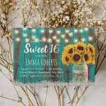 Sweet 16 Rustic Sonnenblume Jar Aquamarin Stallhol Einladung<br><div class="desc">Rustikale Sonnenblumen Blumenwein Aquamarin Stall Holz & Streichelicht Sweet 16 Einladungen.</div>