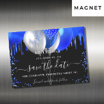 Sweet 16 schwarz königsblau speichern Sie den Datu Magneteinladung<br><div class="desc">Schwarzer Hintergrund mit königsblauen Tropfen,  Konfetti und Ballons. Personalisieren und fügen Sie Datum und Name/Alter hinzu. Der Text: Save the Date ist mit einem großen angesagten,  handgeschriebenen Stilskript geschrieben.</div>