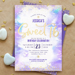 Sweet 16 Script Lila Watercolor Glam Real Gold Folieneinladung<br><div class="desc">"Happy Sweet 16". Versenden Sie diese atemberaubende, funkelnd, gürtelige, festliche, moderne, personalisierte, maßgeschneiderte reale Goldfolie-Party Einladung für eine Veranstaltung, an die Sie sich erinnern können. Funkelnd reale Goldfolie, winzige Konfetti-Punkte und handgeschriebene Skripte überlagern einen weichen lila Aquarellhintergrund. Personalisieren Sie den benutzerdefinierten Text mit dem Namen Ihrer Tochter und anderen Party-Details....</div>