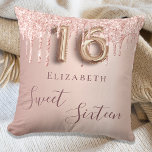 Sweet 16. sechzehn 16 Rose Gold Glitzer Monogramm Kissen<br><div class="desc">Ein Kissen für ein 16. Jähriges Mädchen Zimmer. Ein Imitat Rose goldener Hintergrund mit Imitaten Rose Gold und rosa Glitzer Tropfen,  Farbe Tropfen aussehen. Der Text: 16 . Geburtstag ist in dunklem Rose-Gold mit einem großen,  modernen Schrift geschrieben. Personalisieren und einen Namen hinzufügen.</div>