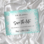 Sweet 16 silber aquamariner grüner Glitzer glamour Save The Date<br><div class="desc">Eine Freundin und trendig Save the Date für eine Sweet 16,  16. Geburtstagsfeier. Ein Imitat silber aussehender Hintergrund mit aquamarinen,  grünen Imitaten Glitzer Staub. Personalisieren und fügen Sie Datum und Name/Alter hinzu. Der Text: Save the Date ist mit einem großen angesagten,  handgeschriebenen Stilskript geschrieben.</div>
