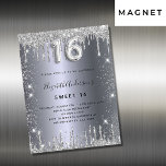Sweet 16 silber Glitzer Tropfen Einladungmagnet Magnetkarte<br><div class="desc">Ein moderner,  stilvoller und glamouröser Einladungs-Magnet für die Sweet 16,  16. Geburtstagsparty eines Mädchens. Ein silbernes Imitat mit Glitzer-Staub. Personalisieren Sie Ihren Namen und Ihre Party-Daten und fügen Sie diese hinzu. Nummer 16 wird mit einem Schriftart im Ballonstil geschrieben,  Skript.</div>