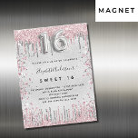Sweet 16 silber pink Glitzer Tropfen Luxus Magneteinladung<br><div class="desc">Ein moderner,  stilvoller und glamouröser Einladungs-Magnet für die Sweet 16,  16. Geburtstagsparty eines Mädchens. Ein Imitat silber aussehender Hintergrund,  dekoriert mit rosa und Imitaten silberne Glitzer Staub. Personalisieren Sie Ihren Namen und Ihre Party-Daten und fügen Sie diese hinzu. Nummer 16 wird mit einem Schriftart im Ballonstil geschrieben,  Skript.</div>