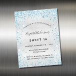 Sweet 16 silberblauer Glitzer Einladungsmagnet Magnetkarte<br><div class="desc">Für einen eleganten Sweet 16,  16. Geburtstag. Ein Imitat silber metallisch aussehender Hintergrund. Mit blauen Imitaten Glitzer Staub. Personalisieren und fügen Sie Namen,  Alter und Party Details hinzu. Der Name wird mit einem handgeschriebenen Stilskript geschrieben</div>