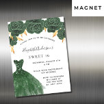 Sweet 16 smaragdgrün goldenes Kleid Blumenluxus Magneteinladung<br><div class="desc">Eine moderne,  stilvolle und glamouröse Einladung zu einer Sweet 16. Geburtstagsfeier. Auf der Vorderseite: Weißer Hintergrund mit grünen Imitaten Glitzer Staub,  ein smaragdgrünes Kleid und grüne Rose,  Blumen. Der Name ist mit einem modernen handgeschriebenen Stilskript geschrieben. Personalisieren Sie Ihre Party-Daten und fügen Sie sie hinzu. Zurück: Imitate goldener Hintergrund.</div>